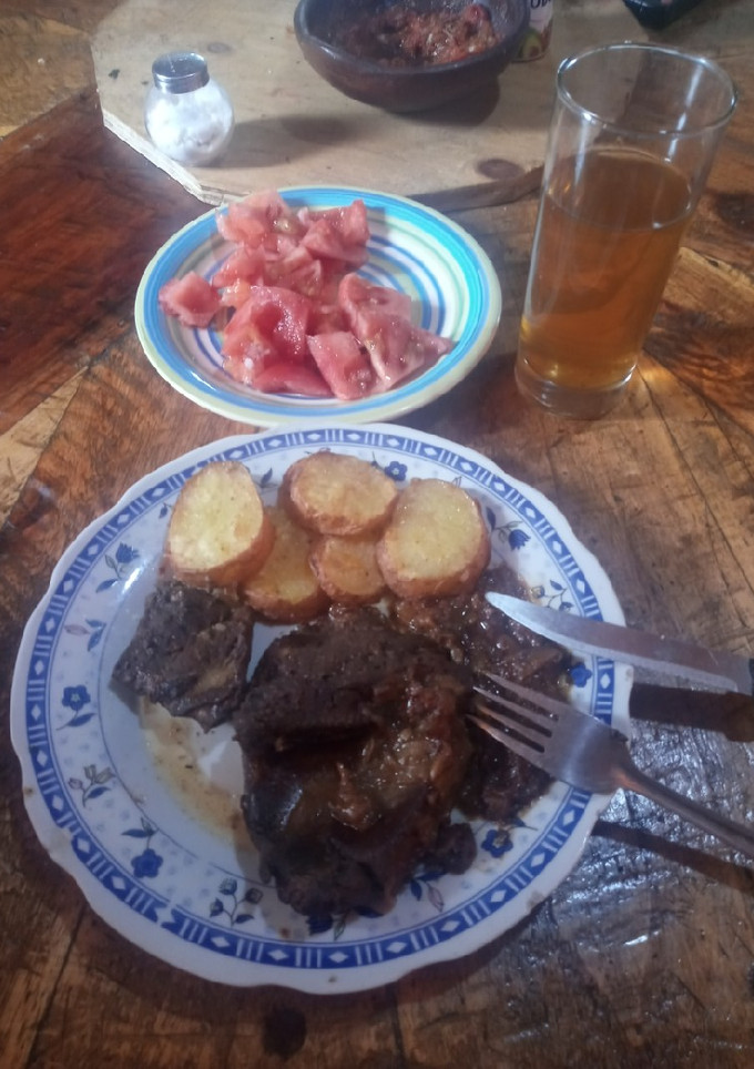 Una foto de Bistec de panita con papas bravas a mi modo