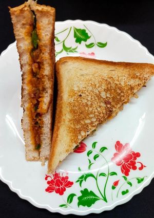 गार्लिक सॉस ऑन टोस्ट (garlic sauce on toast recipe in Hindi) रेसिपी मुख्य फोटो