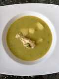 Sopa de pollo en fondo de vegetales
