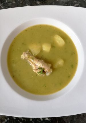 Una foto de Sopa de pollo en fondo de vegetales