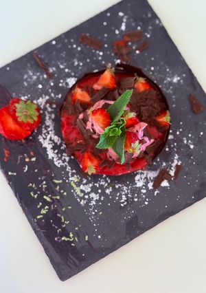 Málnás csokikosár mascarpone-cseresznye krémmel recept fotója