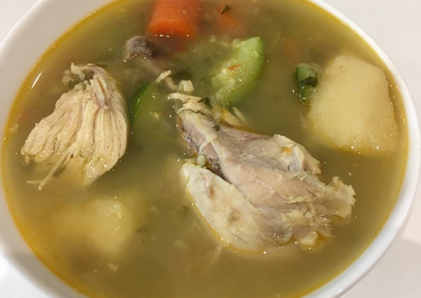 Caldo de muslo de pollo