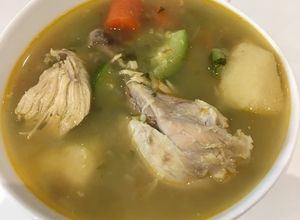 Una foto de Caldo de muslo de pollo