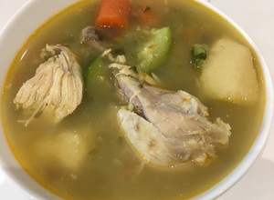 Una foto de Caldo de muslo de pollo