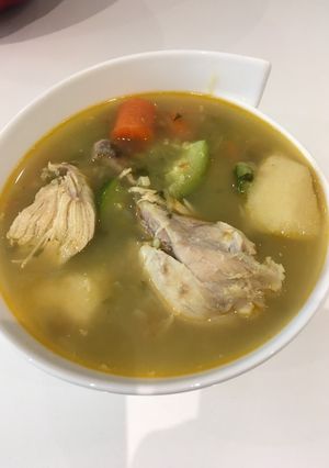 Una foto de Caldo de muslo de pollo