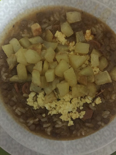 Una foto de Lentejas con Huevo duro y Papas Fritas