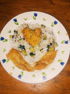 Una foto de Arroz con pollo y calabacín 🍲