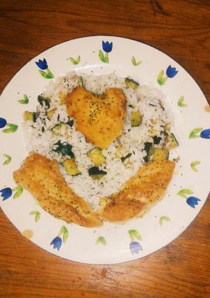 Una foto de Arroz con pollo y calabacín 🍲