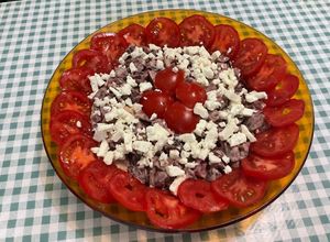 Une photo de Salade de betteraves et tomates à la feta et oignon rouge