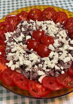 Une photo de Salade de betteraves et tomates à la feta et oignon rouge