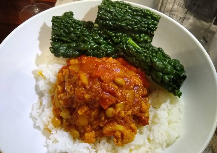 Simple Way to Prepare Homemade Auntie&#39;s Cauliflower and Chickpea Vegetarian Balti