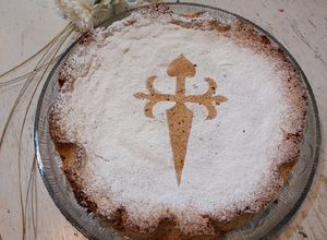 Una foto de Tarta de Santiago, premio de los peregrinos 🚶‍♀️🚶🏼‍♂️