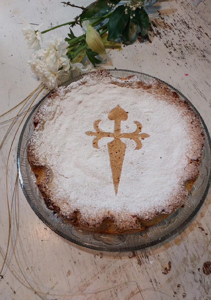 Una foto de Tarta de Santiago, premio de los peregrinos 🚶‍♀️🚶🏼‍♂️
