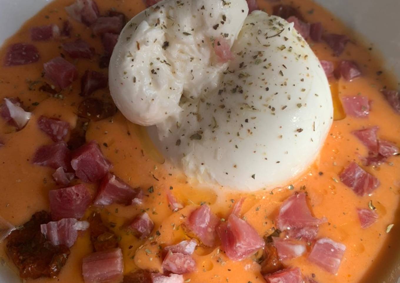 Ensalada de salmorejo y burrata