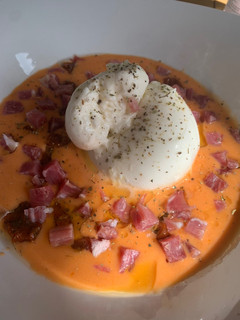 Una foto de Ensalada de salmorejo y burrata