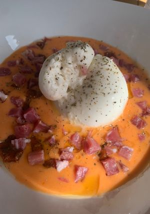 Una foto de Ensalada de salmorejo y burrata