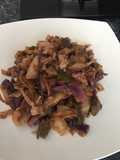 Col salteada con carne