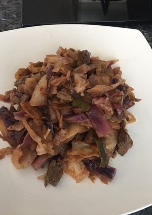 Una foto de Col salteada con carne
