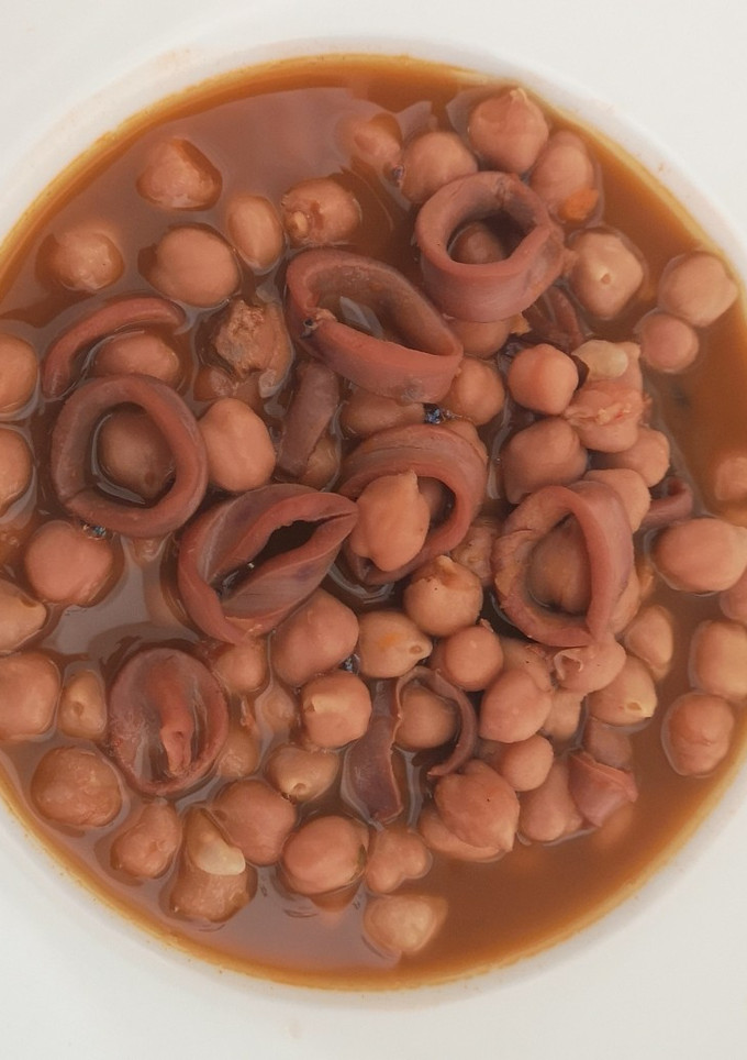 Una foto de Garbanzos con Chipirones