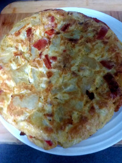Una foto de 🍳Tortilla de🥔 patata, 🌶pimiento rojo y atún🐟 en microondas