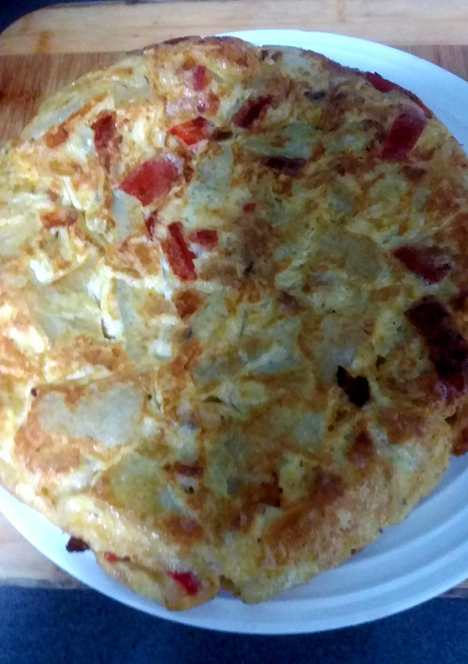 Una foto de 🍳Tortilla de🥔 patata, 🌶pimiento rojo y atún🐟 en microondas
