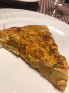 Una foto de Tortilla de boniato, patata y cebolla 🍠 🧅 🌿