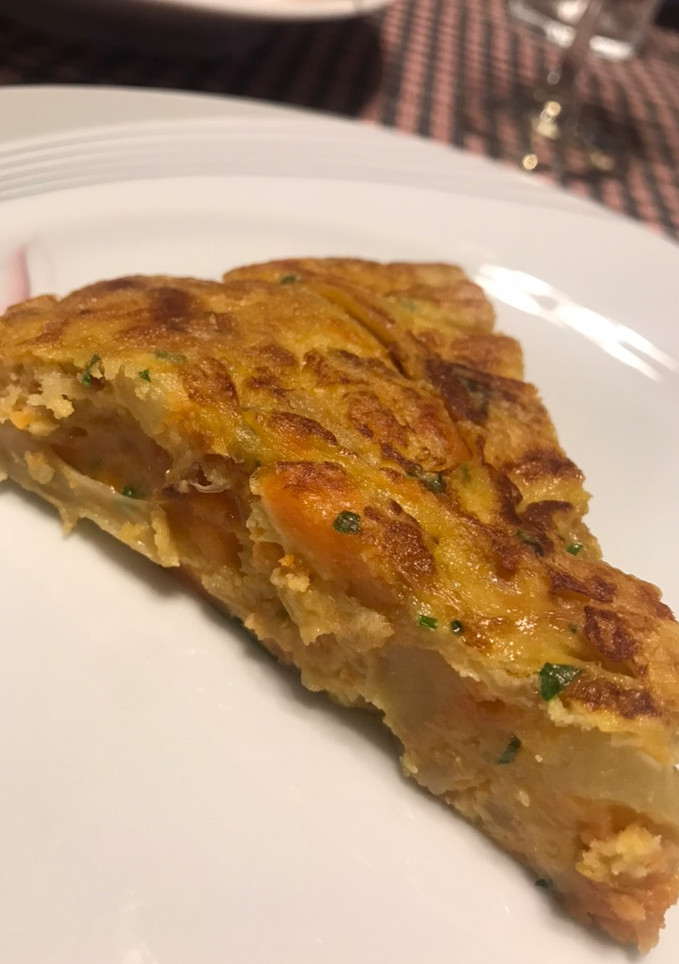 Una foto de Tortilla de boniato, patata y cebolla 🍠 🧅 🌿