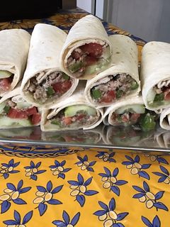 Une photo de Wraps de sardines aux tomates et concombre