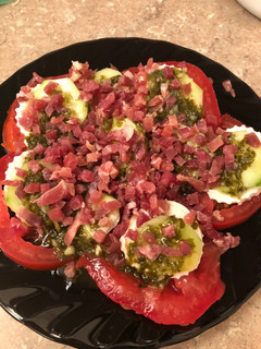 Foto principal de Ensalada de tomate, queso fresco y jamón con salsa de cilantro