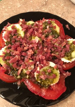 Foto principal de Ensalada de tomate, queso fresco y jamón con salsa de cilantro