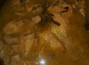 Una foto de Pollo con setas en salsa verde