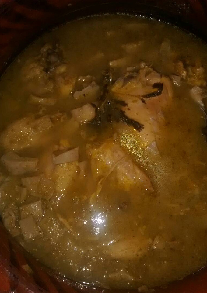 Una foto de Pollo con setas en salsa verde