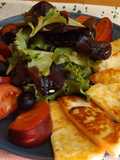 Fuente de queso a la plancha con tomates negros