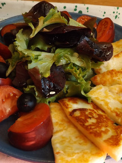 Una foto de Fuente de queso a la plancha con tomates negros