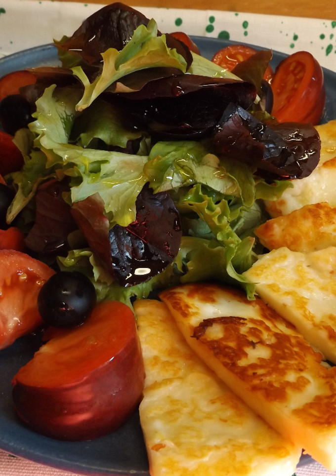 Una foto de Fuente de queso a la plancha con tomates negros