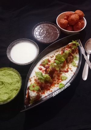 A picture of Dahi Bhalla.