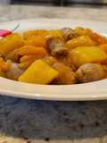 Salchichas guisadas con patatas y calabaza al tandoori masala