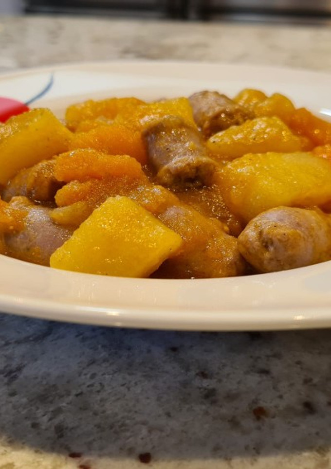 Una foto de Salchichas guisadas con patatas y calabaza al tandoori masala