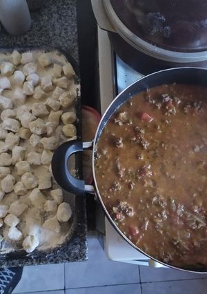 Una foto de Ñoquis de papa súper rápidos con salsa bolognesa