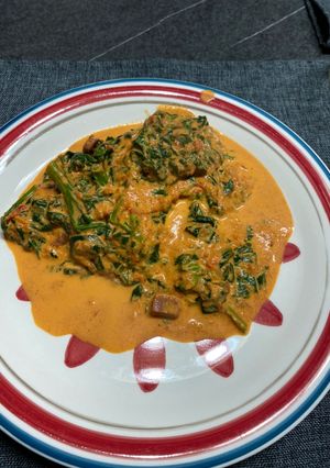 Una foto de Espinacas con salsa de pimiento y dados de jamón