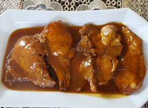 Una foto de Chuletas en salsa de naranja, chipotles, bbq y miel