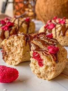 Una foto de Donuts de coco con frambuesas y chocolate (sin gluten)