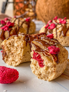 Una foto de Donuts de coco con frambuesas y chocolate (sin gluten)