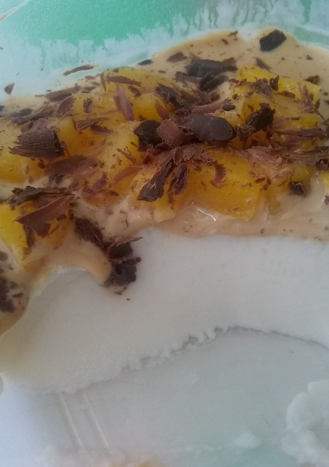 Una foto de Panacota con dulce de leche y duraznos