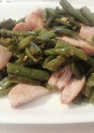 Una foto de Judías verdes rehogadas con filete de pechuga al ajillo
