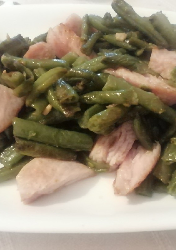 Una foto de Judías verdes rehogadas con filete de pechuga al ajillo
