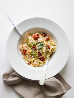 Una foto de Fetuccine Con Gambas Y Tomates Confitados