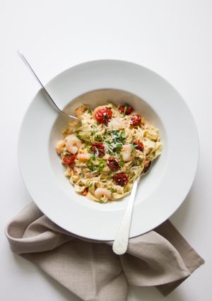 Una foto de Fetuccine Con Gambas Y Tomates Confitados