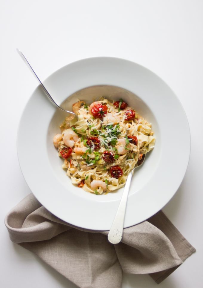 Una foto de Fetuccine Con Gambas Y Tomates Confitados