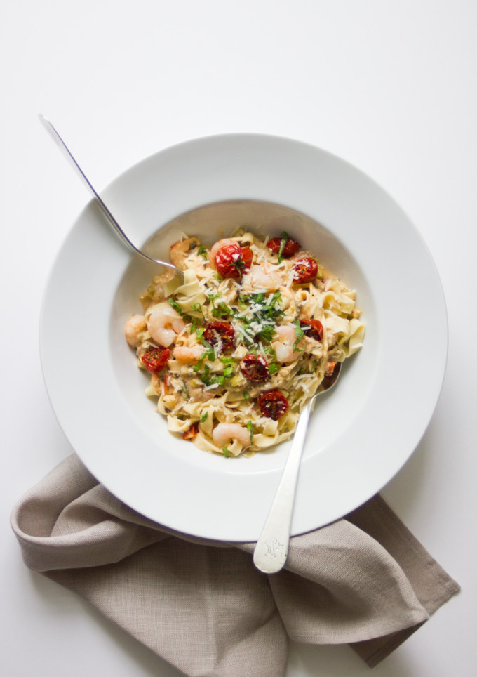 Una foto de Fetuccine Con Gambas Y Tomates Confitados